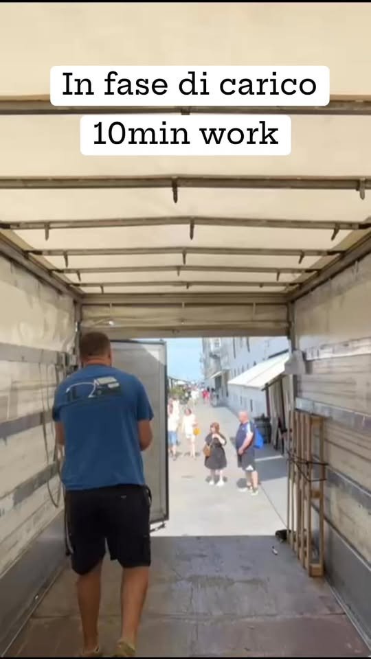 Operatore nella fase di carico all’interno del mezzo