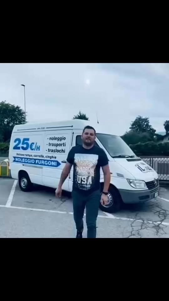 Operatore davanti al furgone brandizzato