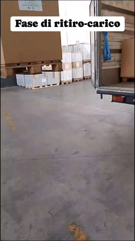 Fase di ritiro e carico di merce pallettizzata
